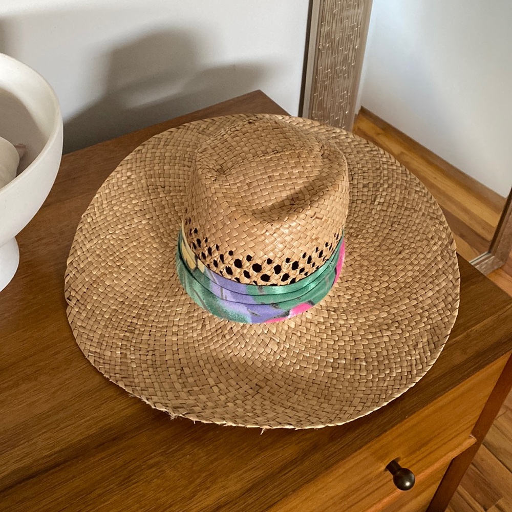 Wide bring straw hat